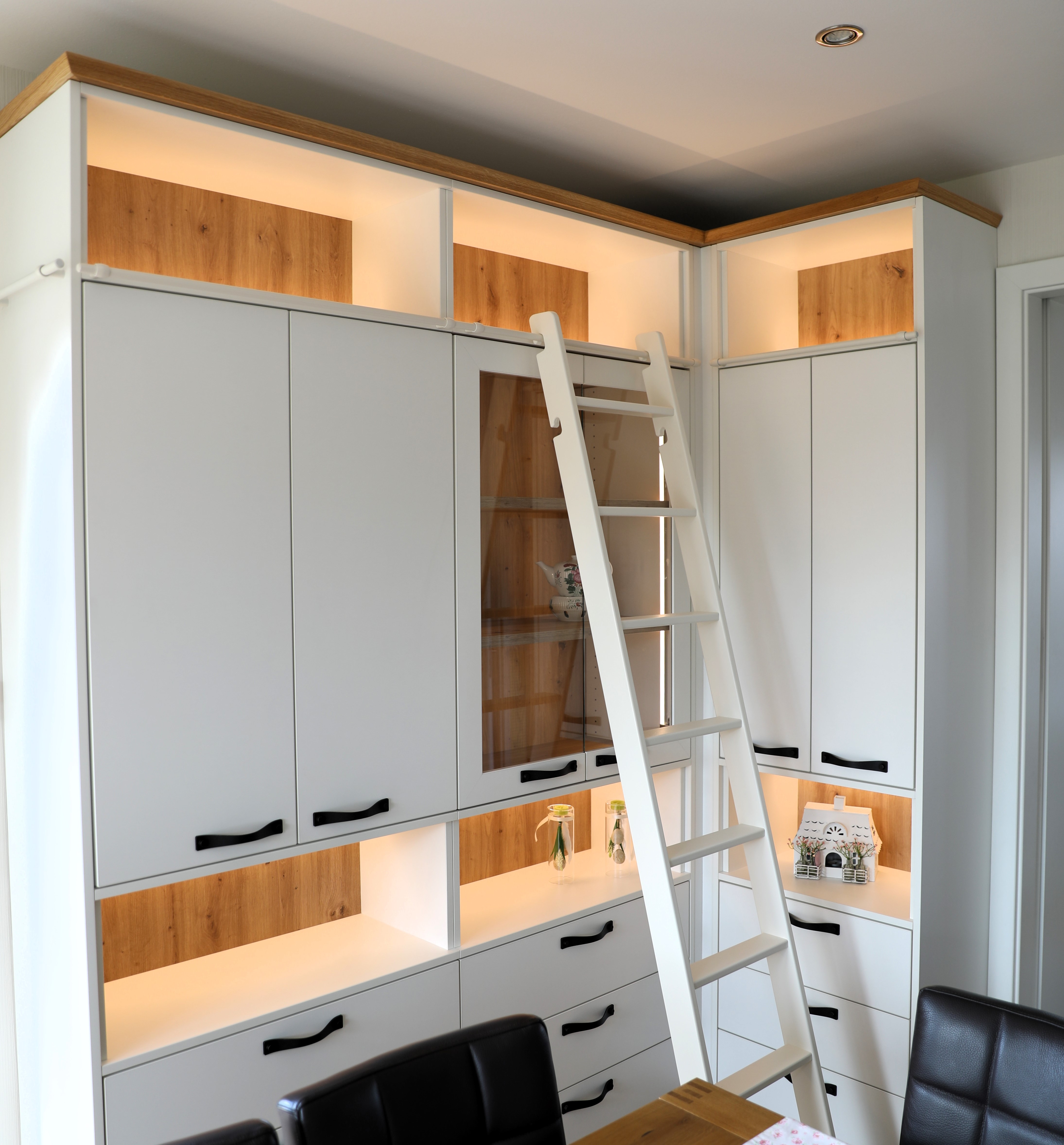 weiße Schrankwand fürs Wohnzimmer mit Schränken und Regalen