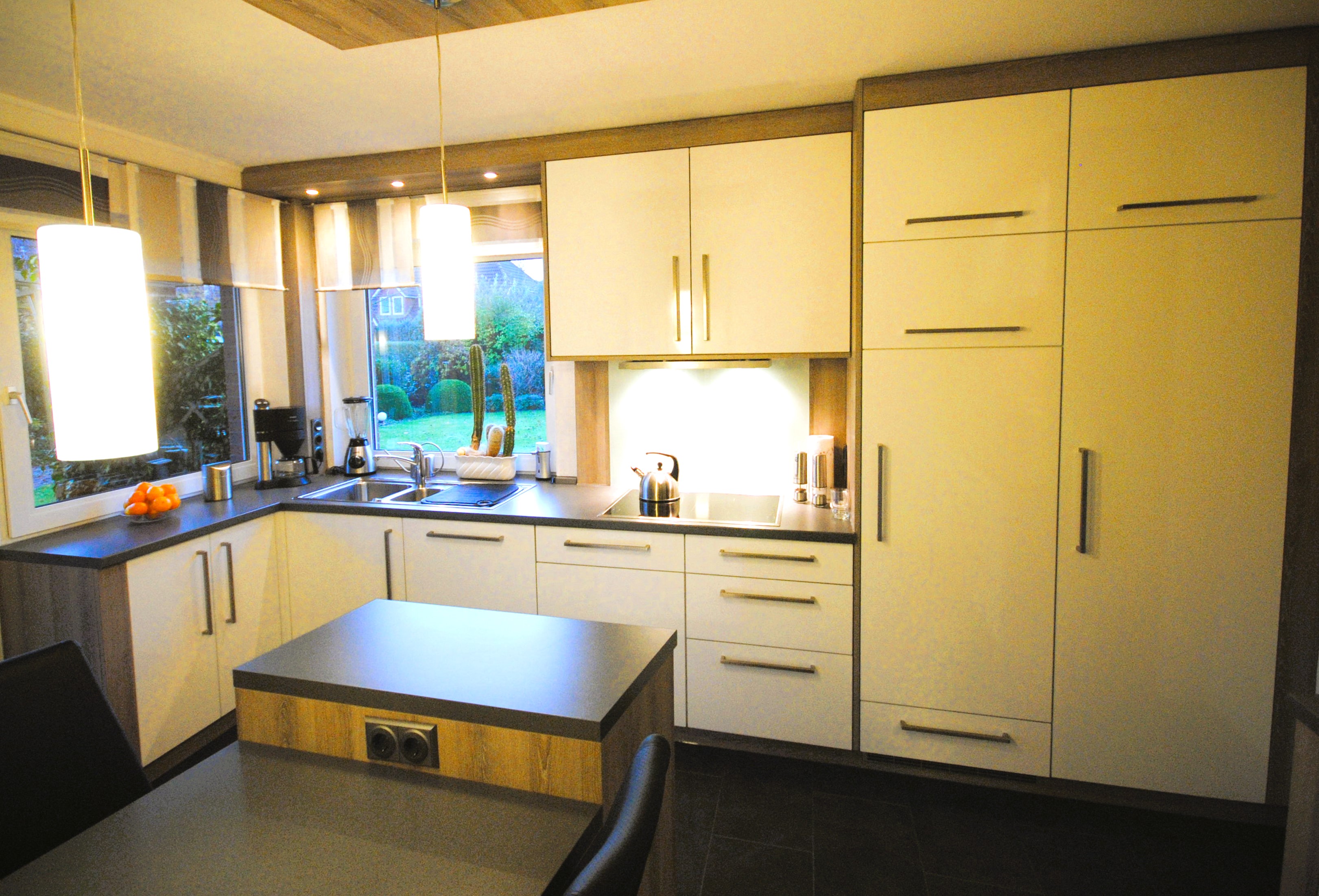 klassische weiße Küche mit Griffen