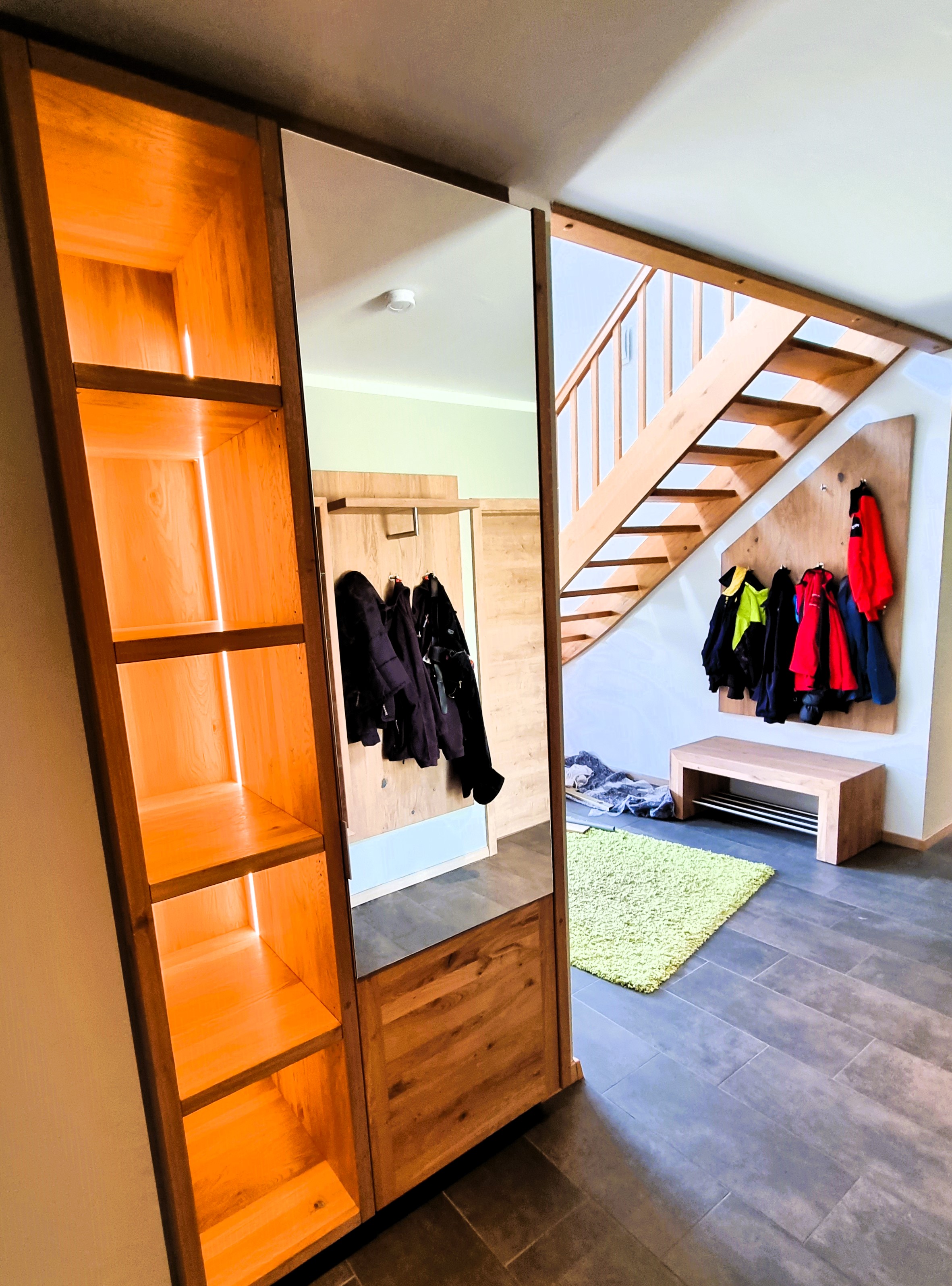 indirekt beleuchtete Garderobe