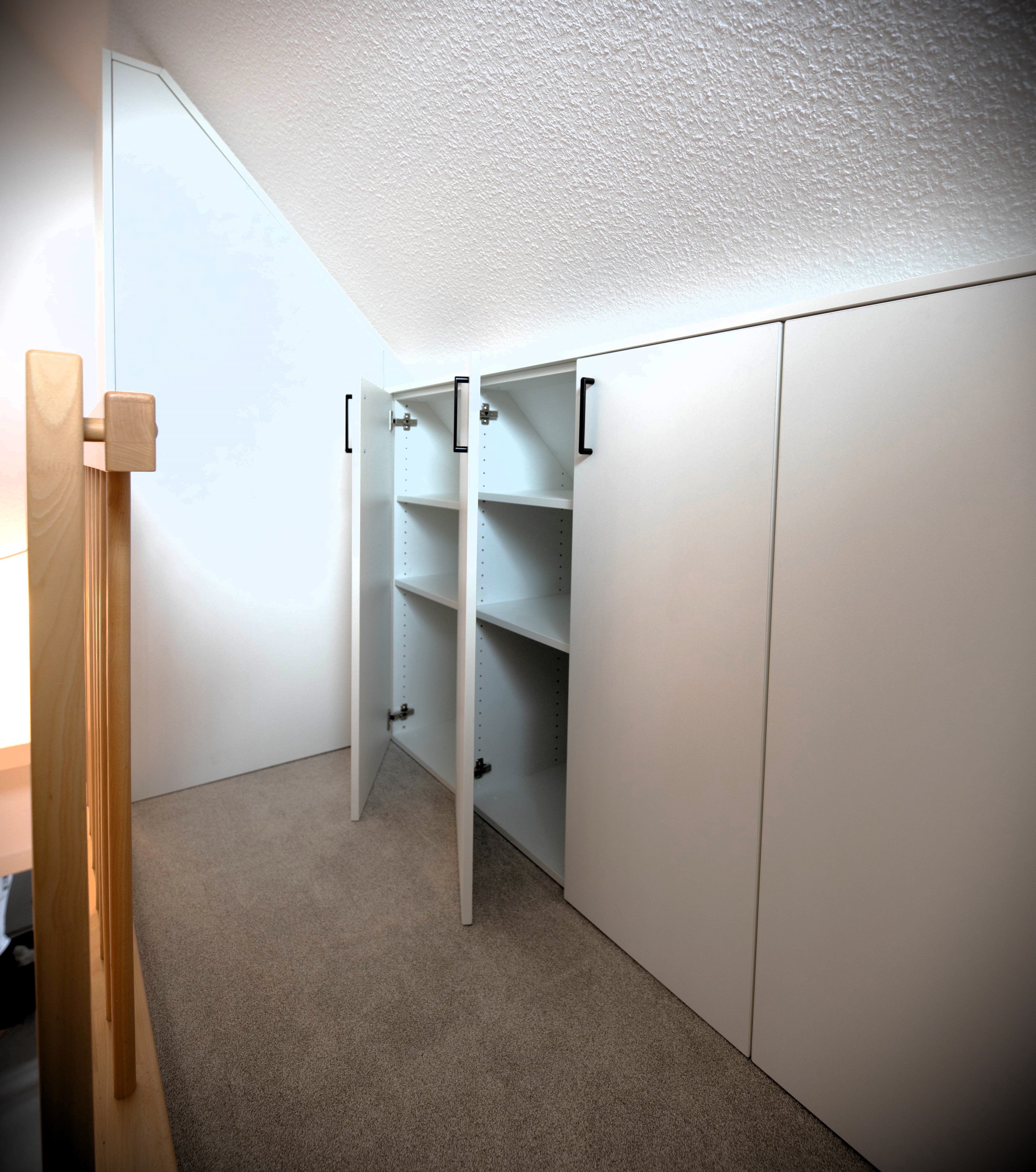 eingepasste Schränke unter der Dachschräge