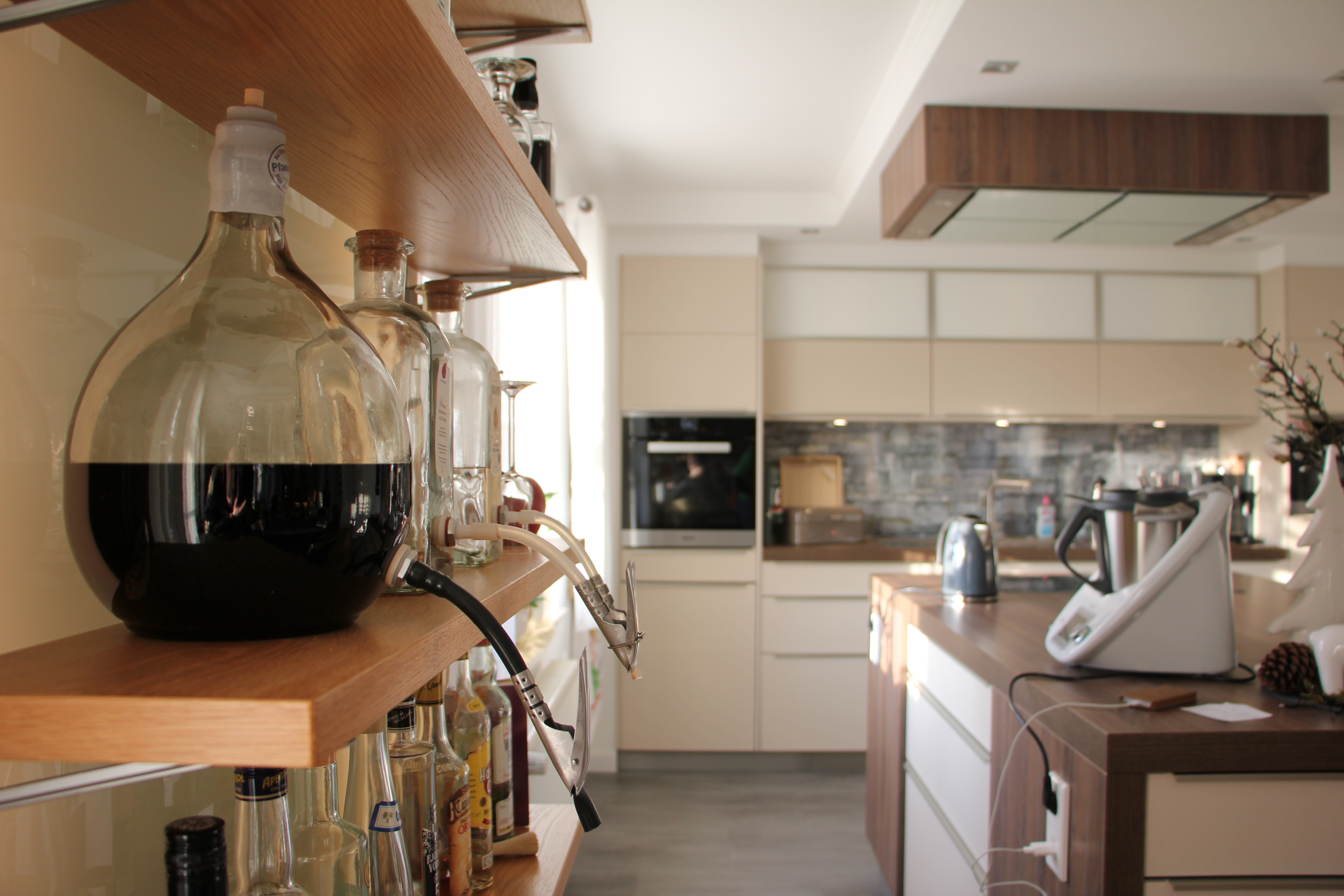 Küchen mit Regal für Getränke