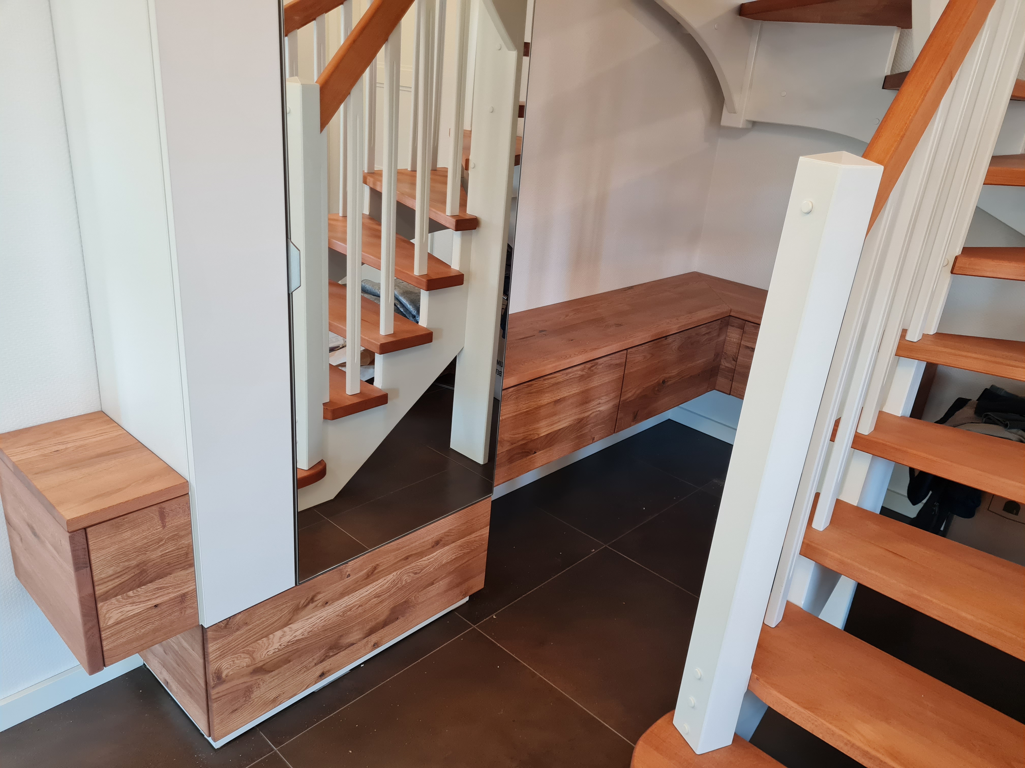 Flurmöbel eingepasst neben der Treppe, farblich abgestimmt