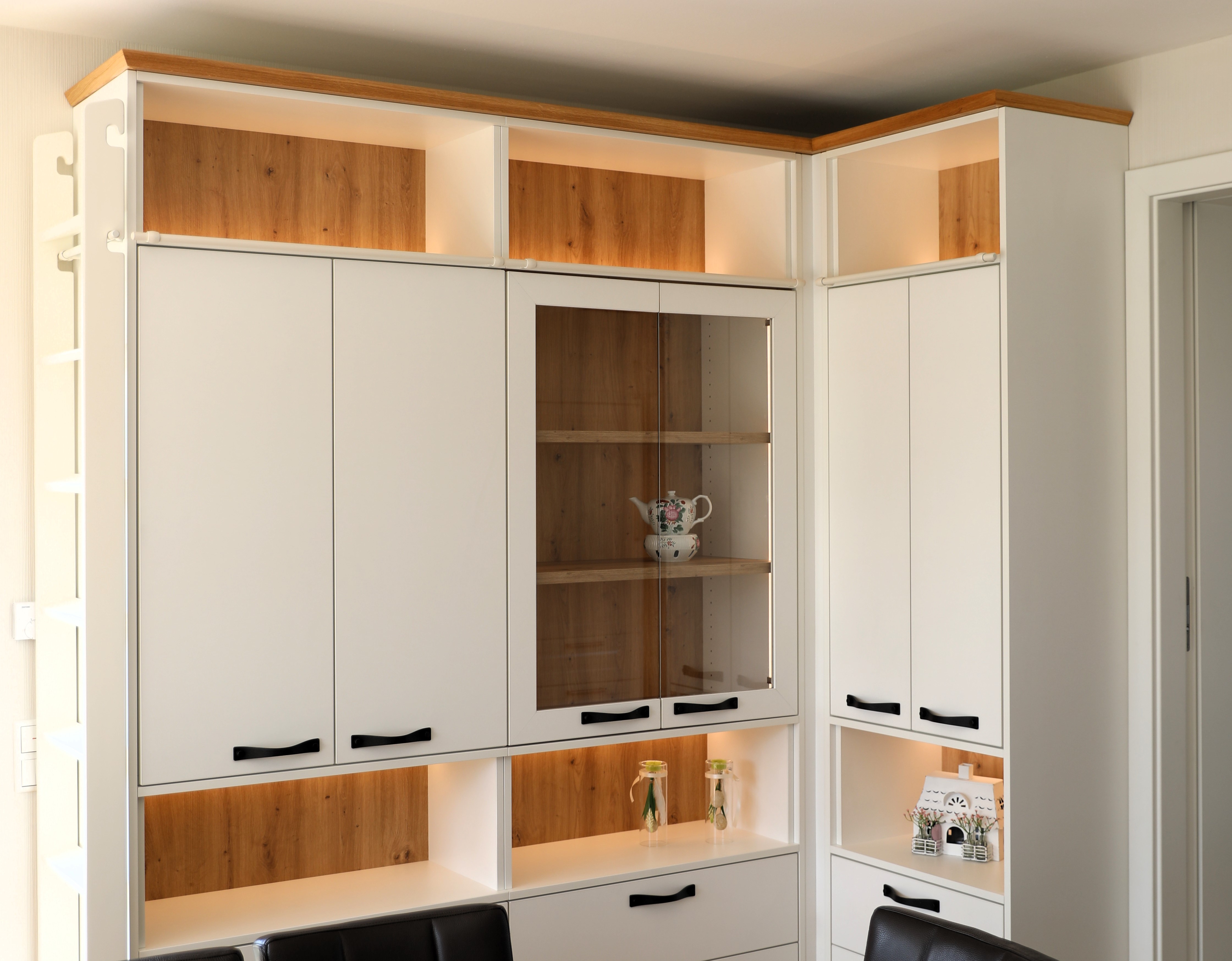 weiße Schrankwand fürs Wohnzimmer mit Schränken und Regalen