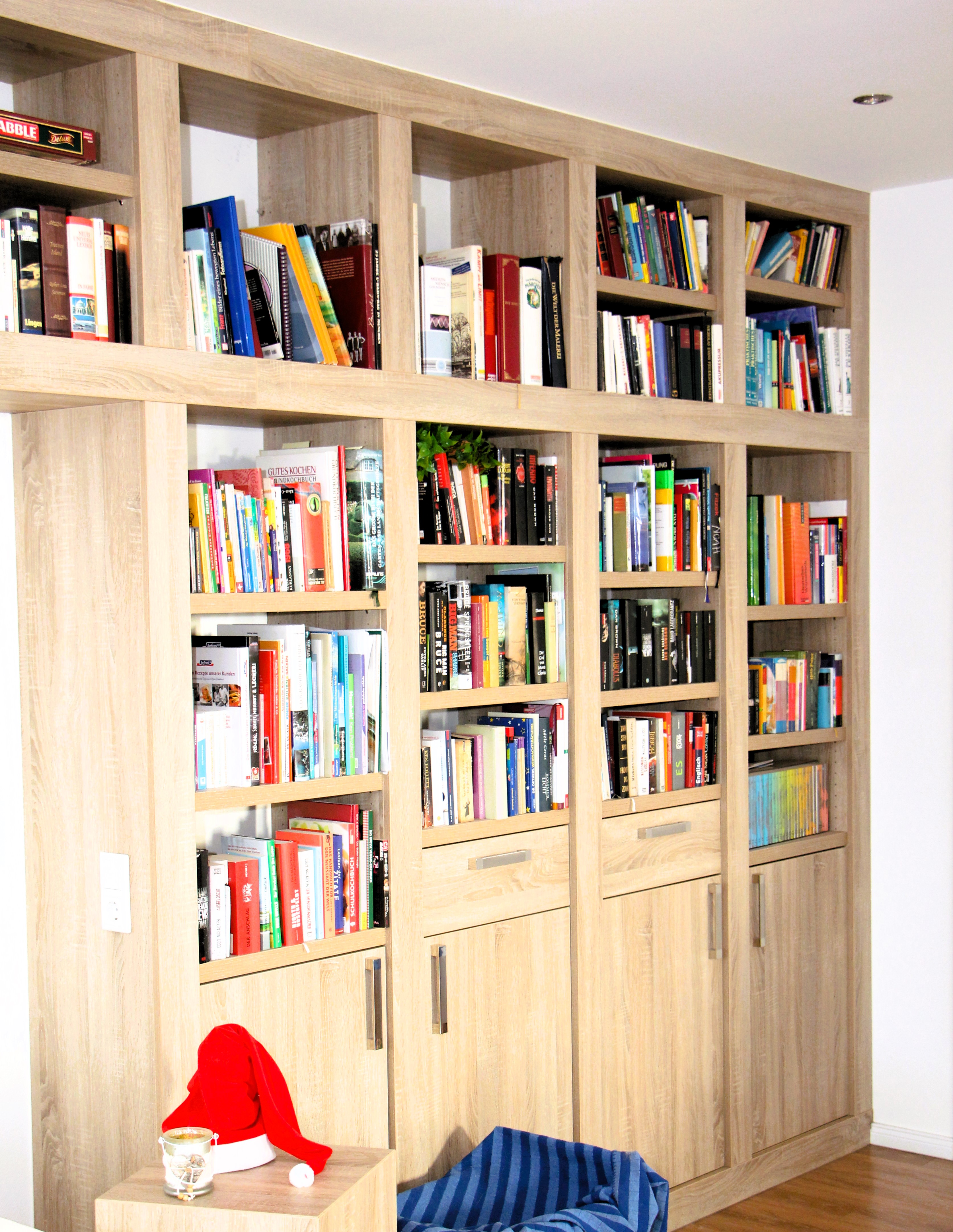 Bücherregal mit Schrankelementen