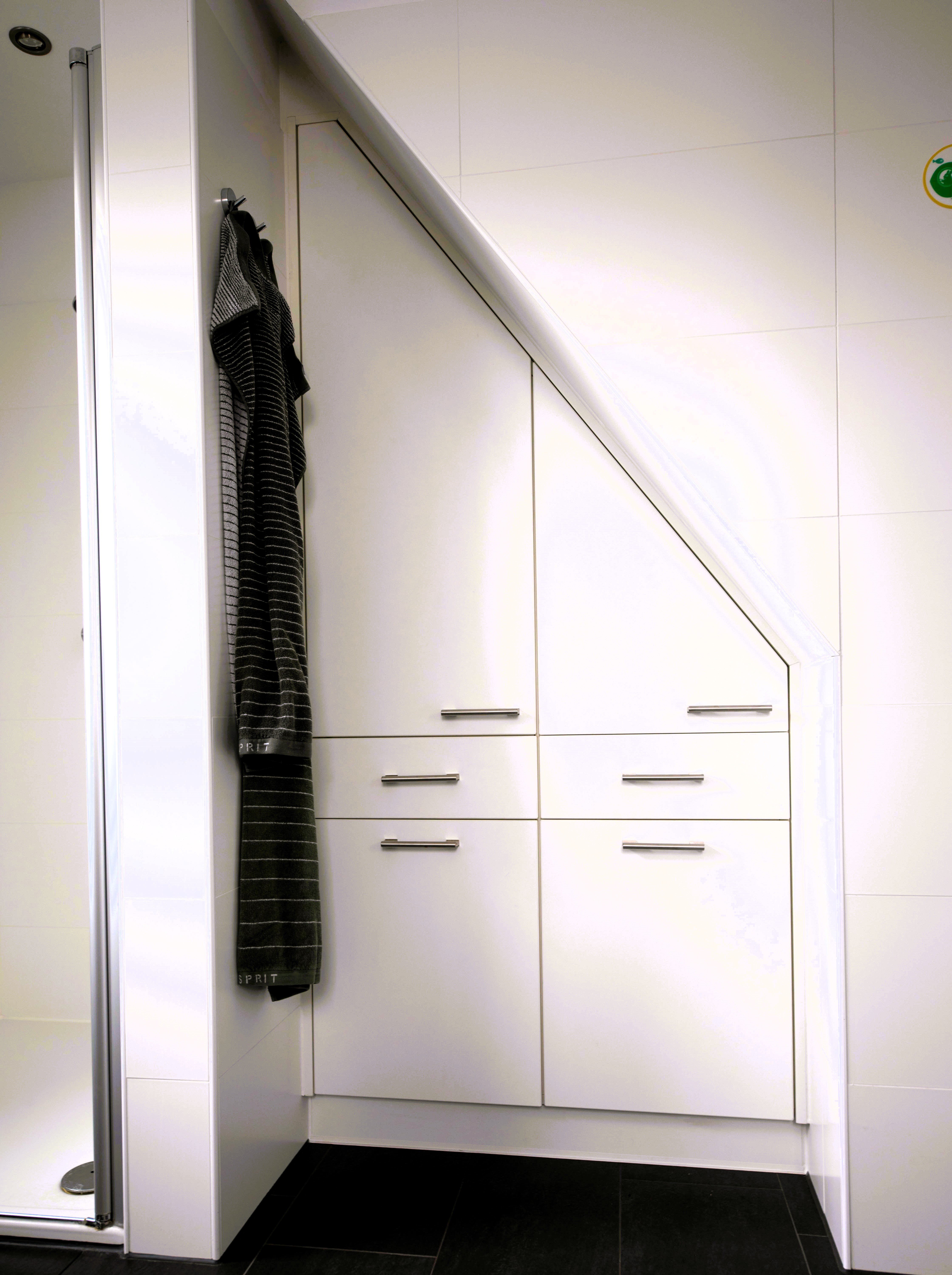 Einbauschrank eingepasst in die Dachschräge