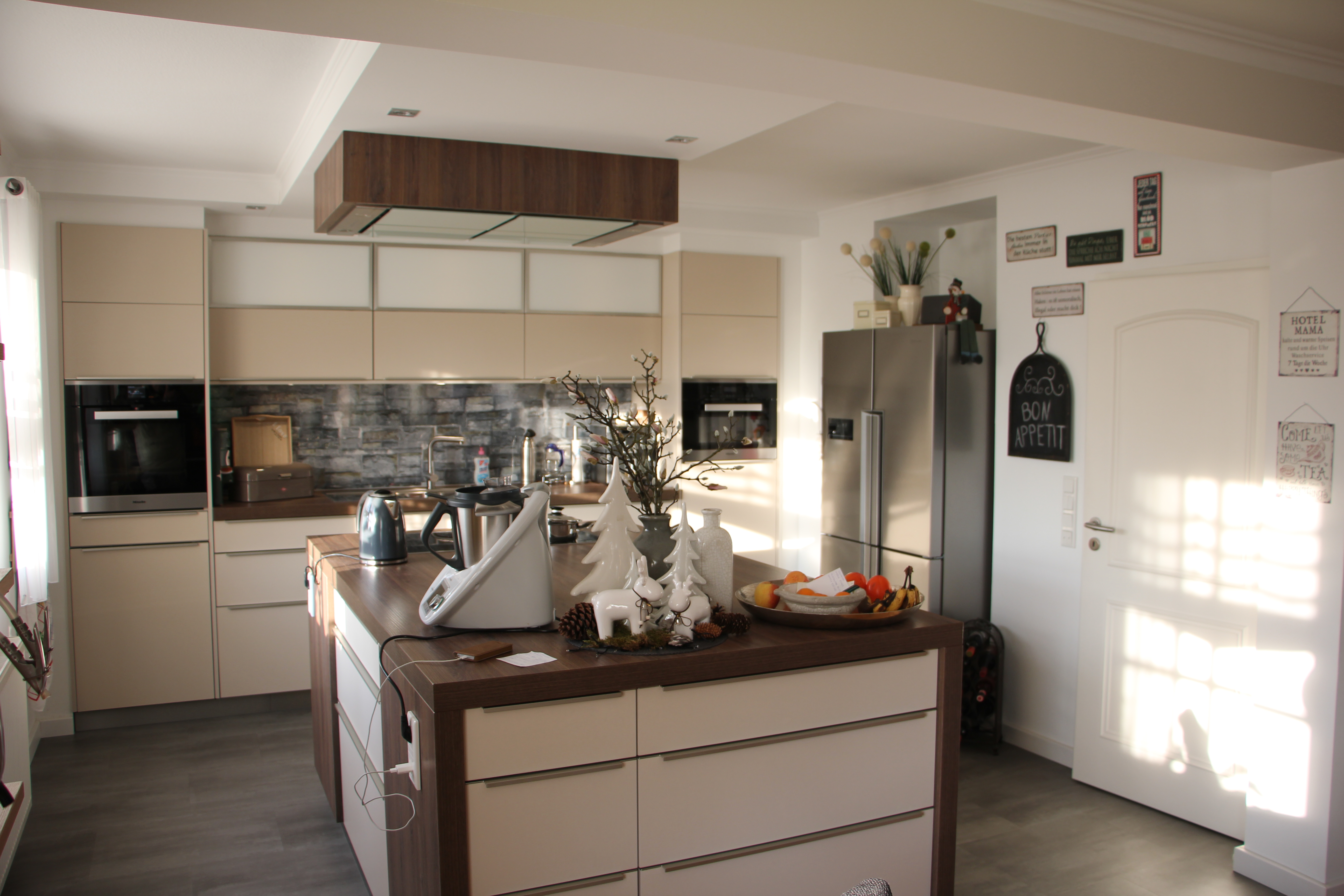 Küche mit Kücheninsel in weiß mit Holzelementen