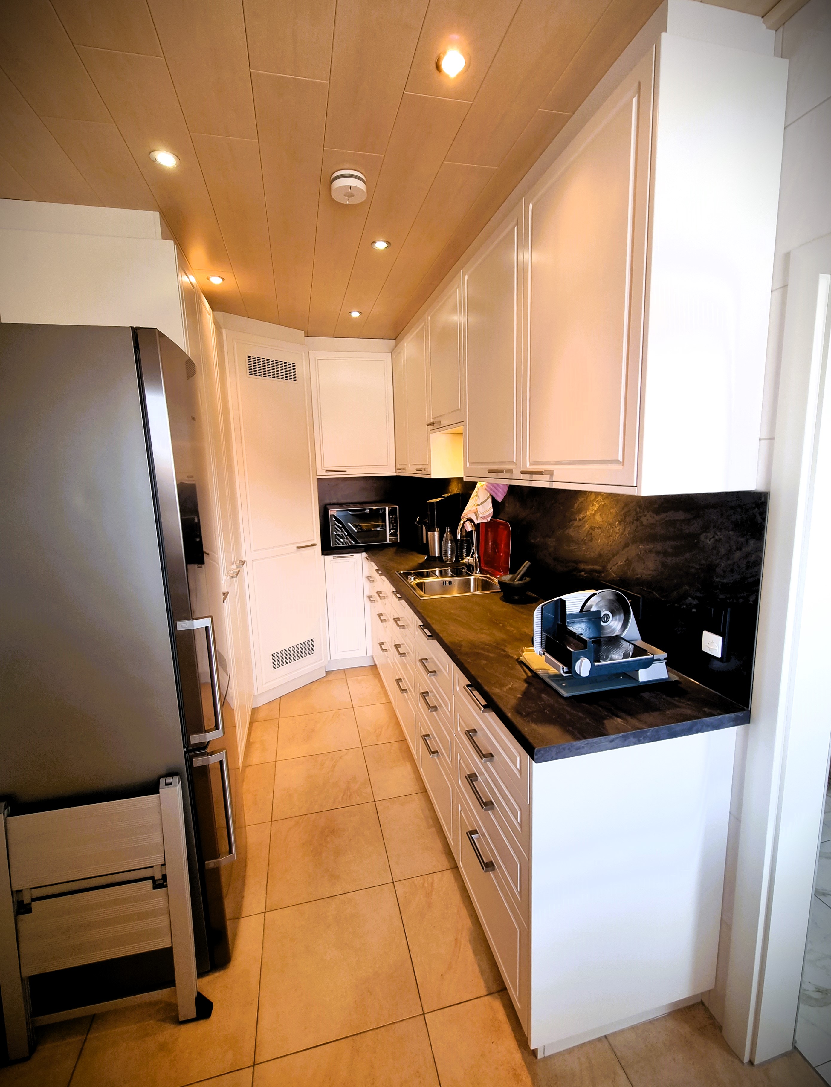 Küchenzeile mit Kühlschrank