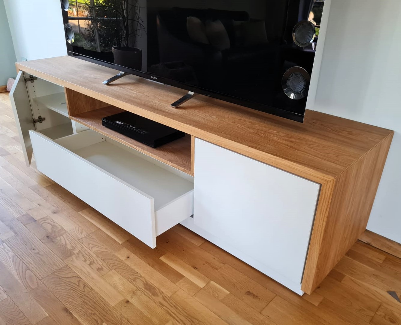 Fernsehschrank
