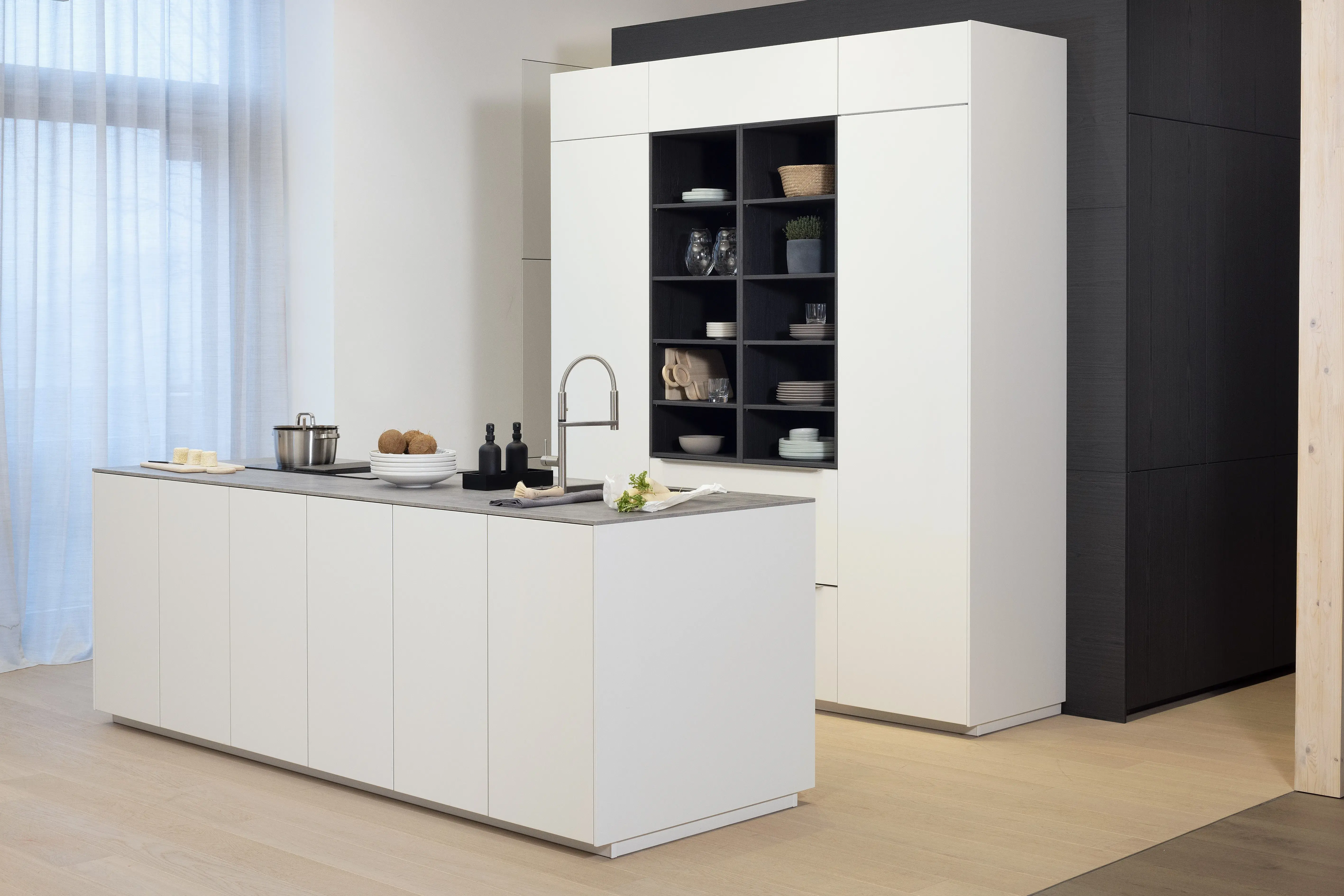 APL: Beton NP 12 mm Front: SoftLack Weiß softmatt Front: dunkles Holz NB Sepia Korpus: Weiß Griff: PTO und Edelstahloptik Geräte: Siemens, Kochfeld mit Abzug elica Armatur: Nobili Spüle: Franke    Features: Appartementküche, 90er Höhe, Materialkombi Weiß matt und dunkle Holzoptik mit Syncronpore (Oberflächenhaptik), Arbeitsplatz, Einbauschränke mit Sitzbank, Backofen in gedrehtem Schrankelement (Optik) somit kein Backofen in Küche sichtbar.