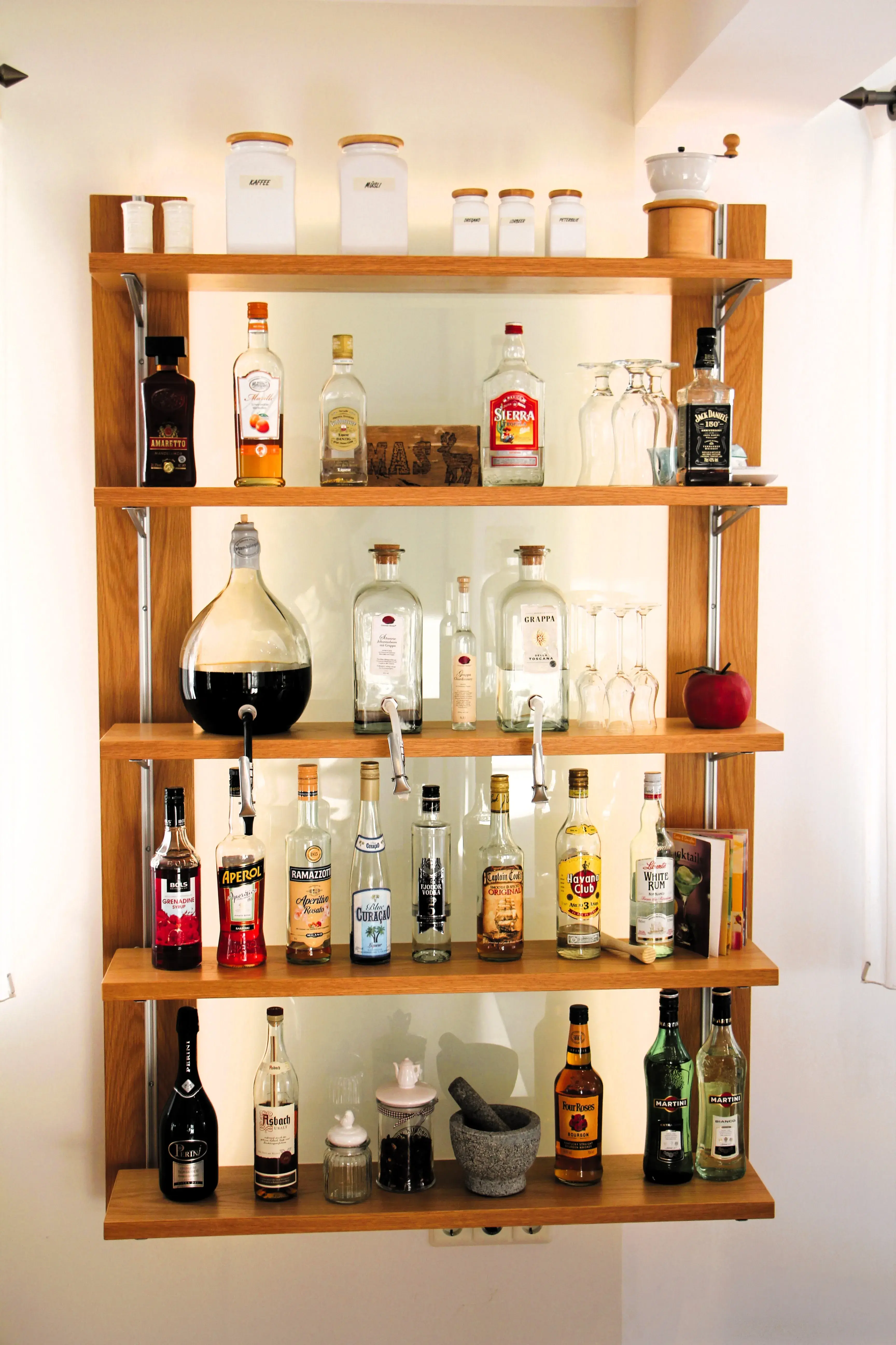 Befülltes Regal mit alkoholischen Getränken. 