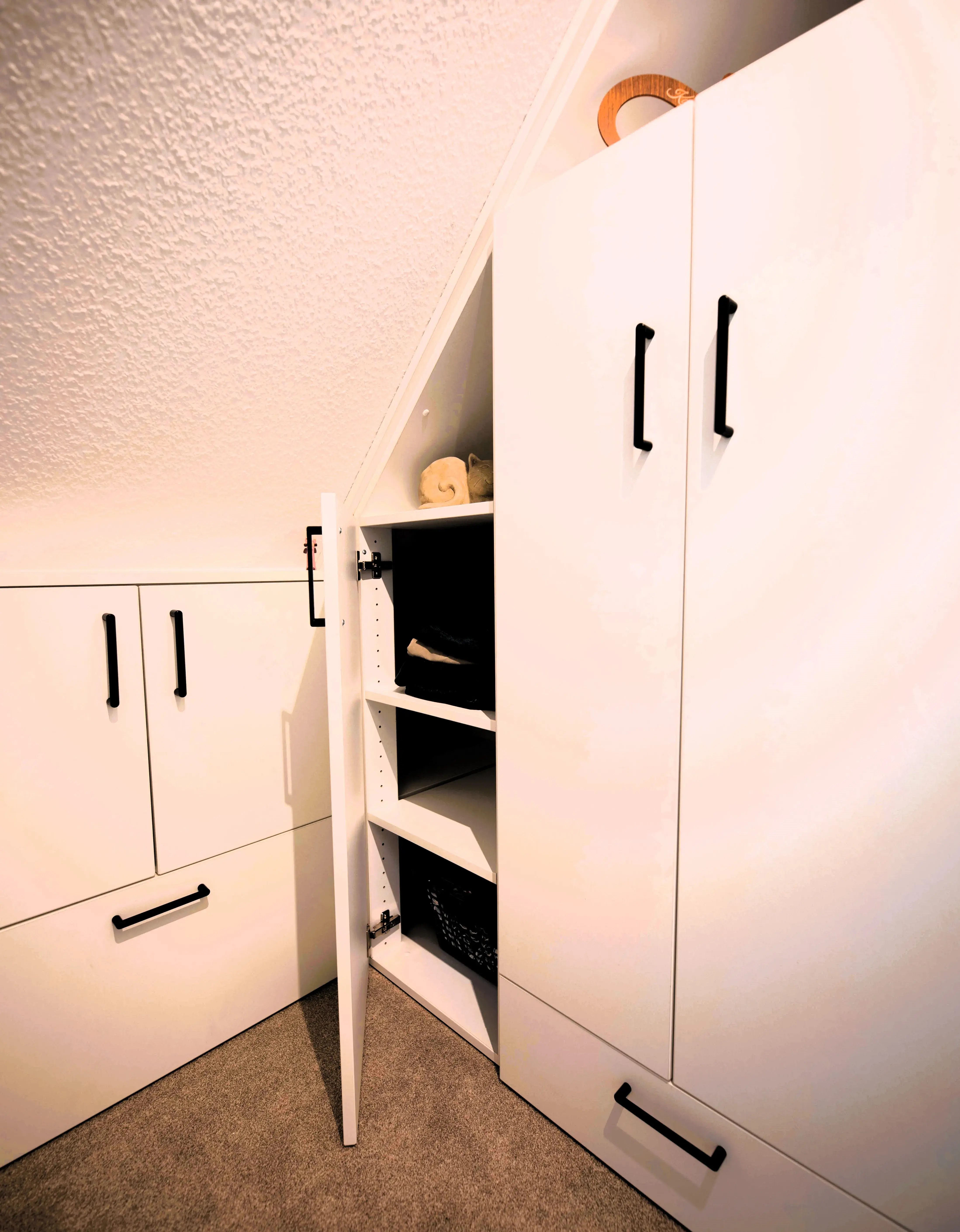 Schrank in die Dachschräge angepasst
