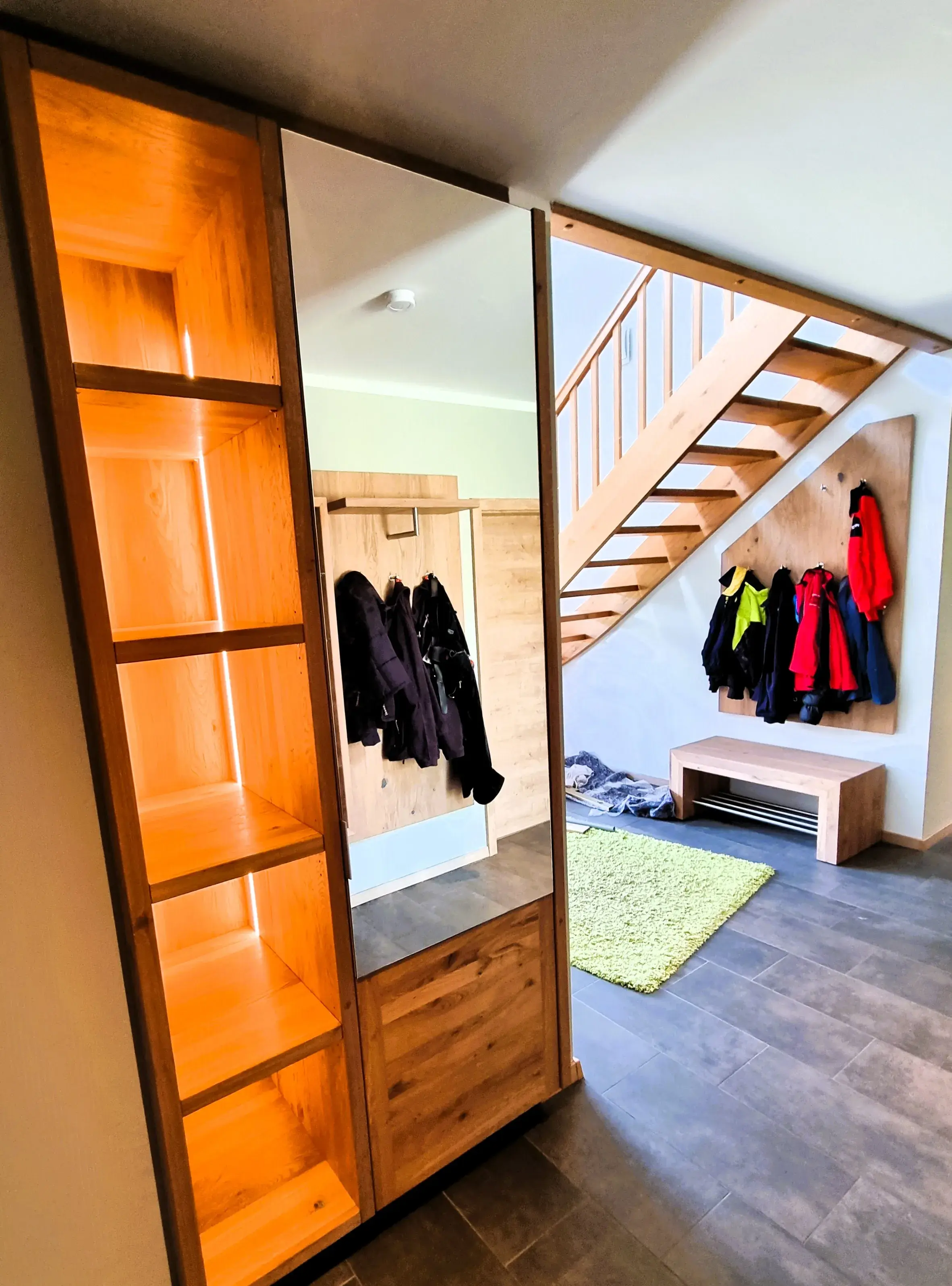 indirekt beleuchtete Garderobe