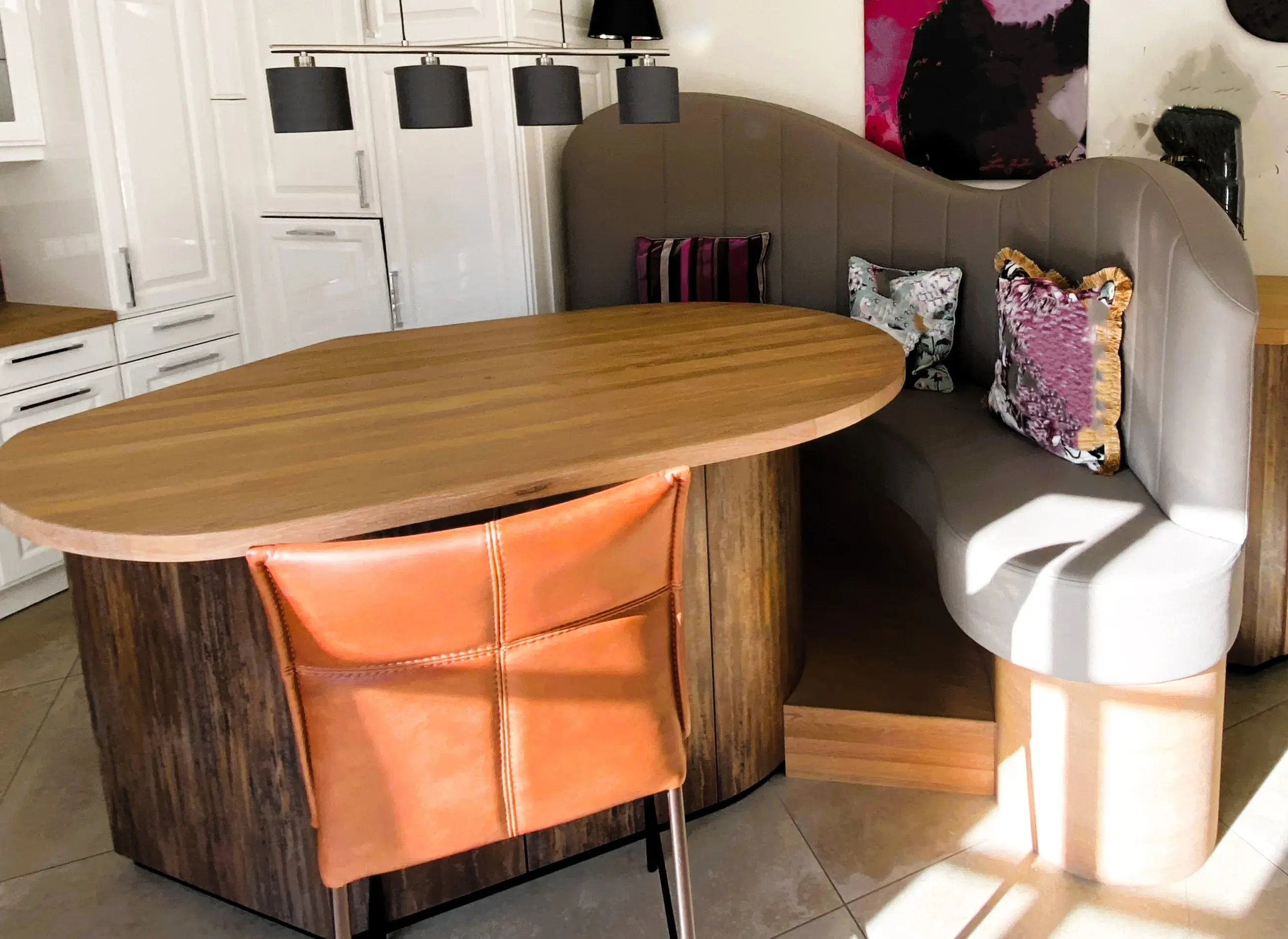 Sitzbank und Tisch für den Essbereich