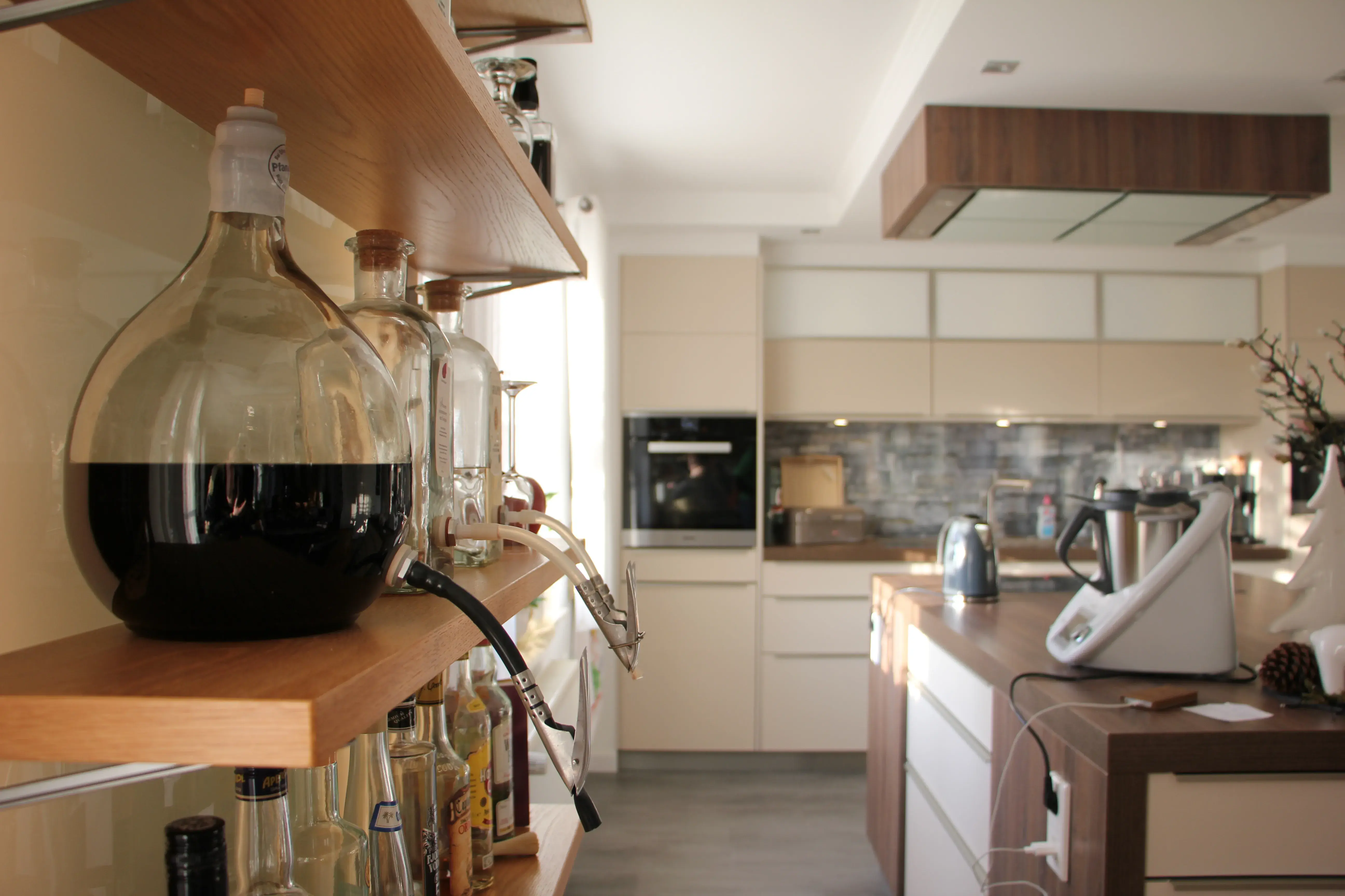 Küchen mit Regal für Getränke