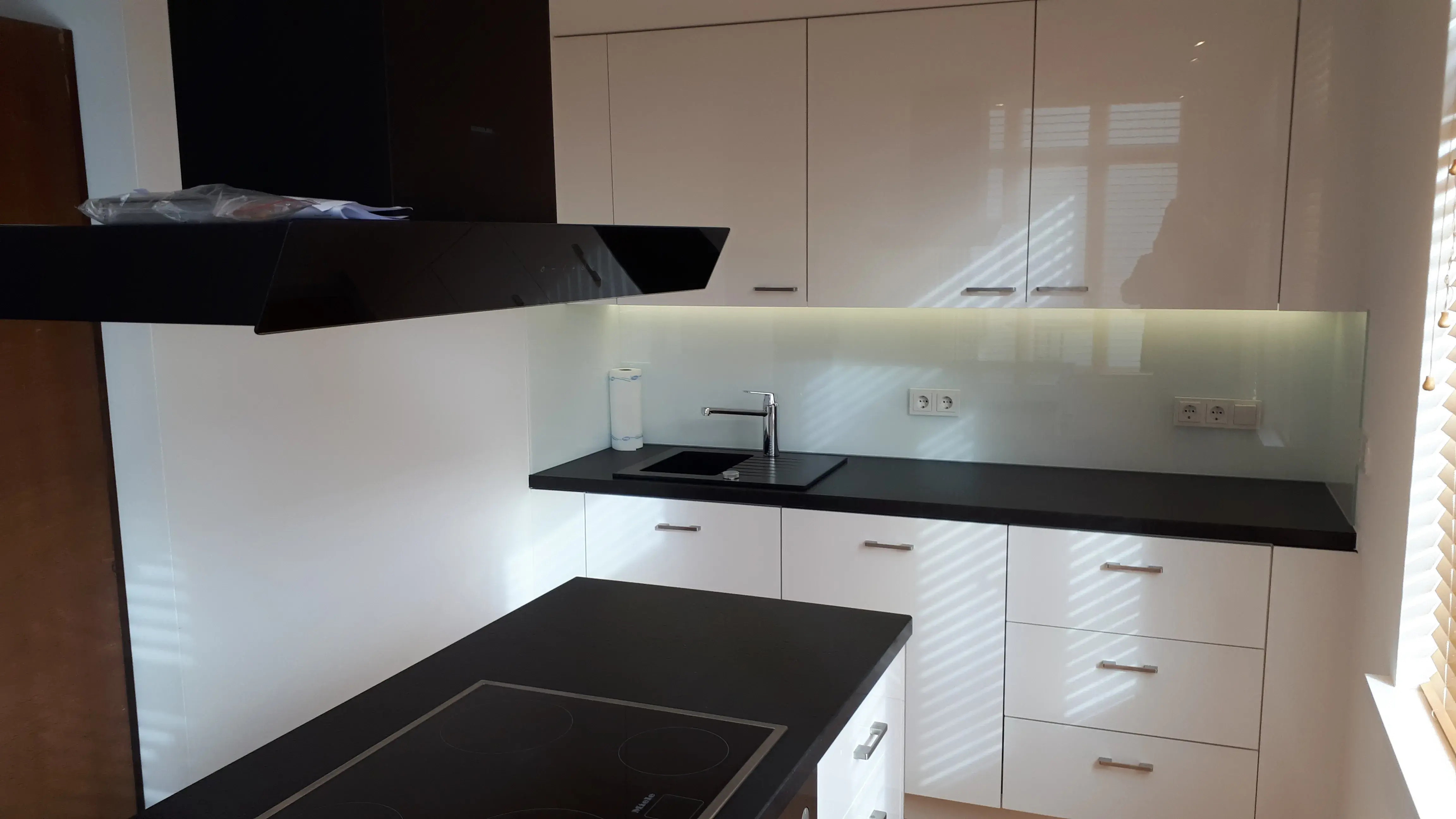 schwarz-weiße Küche mit Griffen, Zeile und Kücheninsel