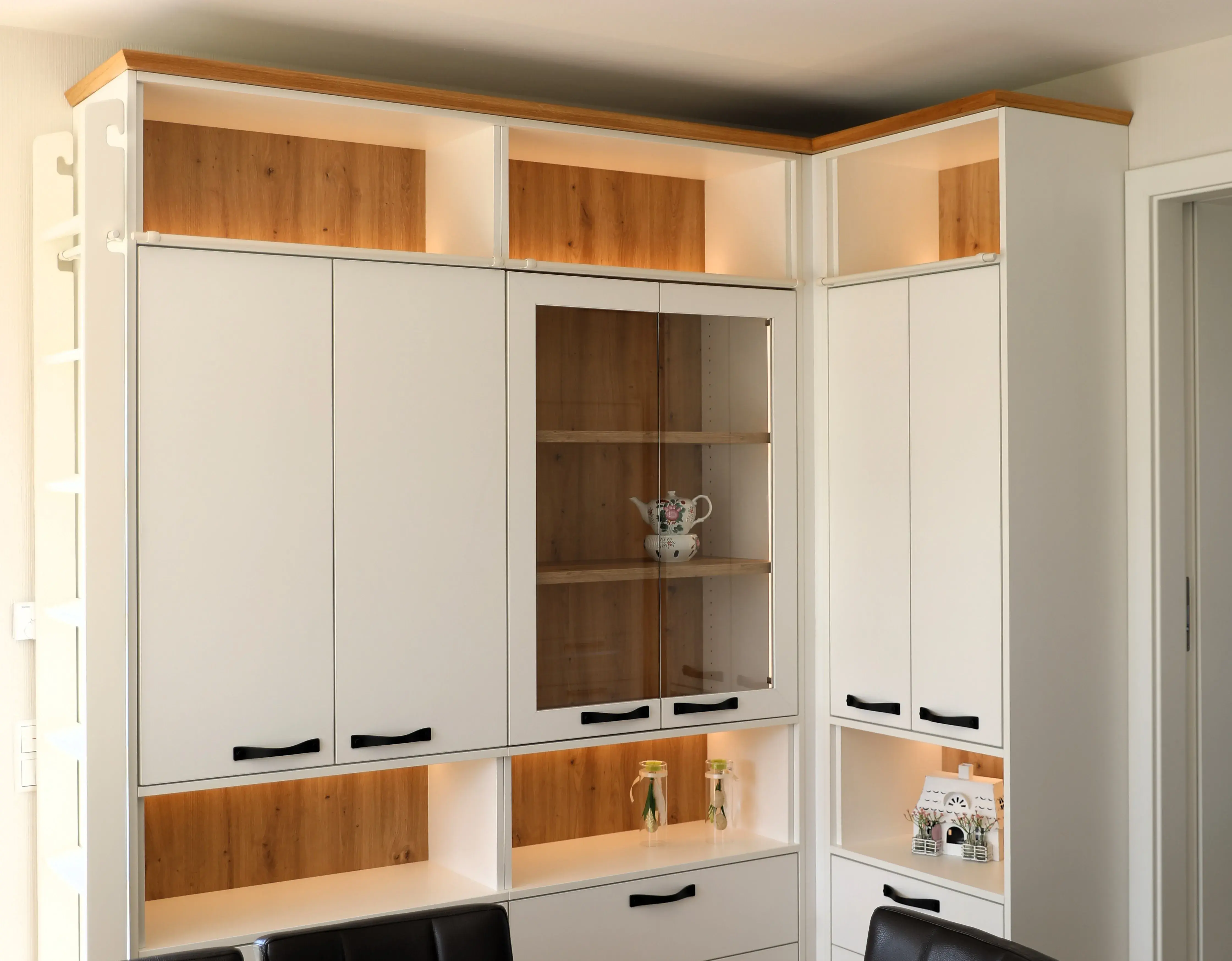 weiße Schrankwand fürs Wohnzimmer mit Schränken und Regalen