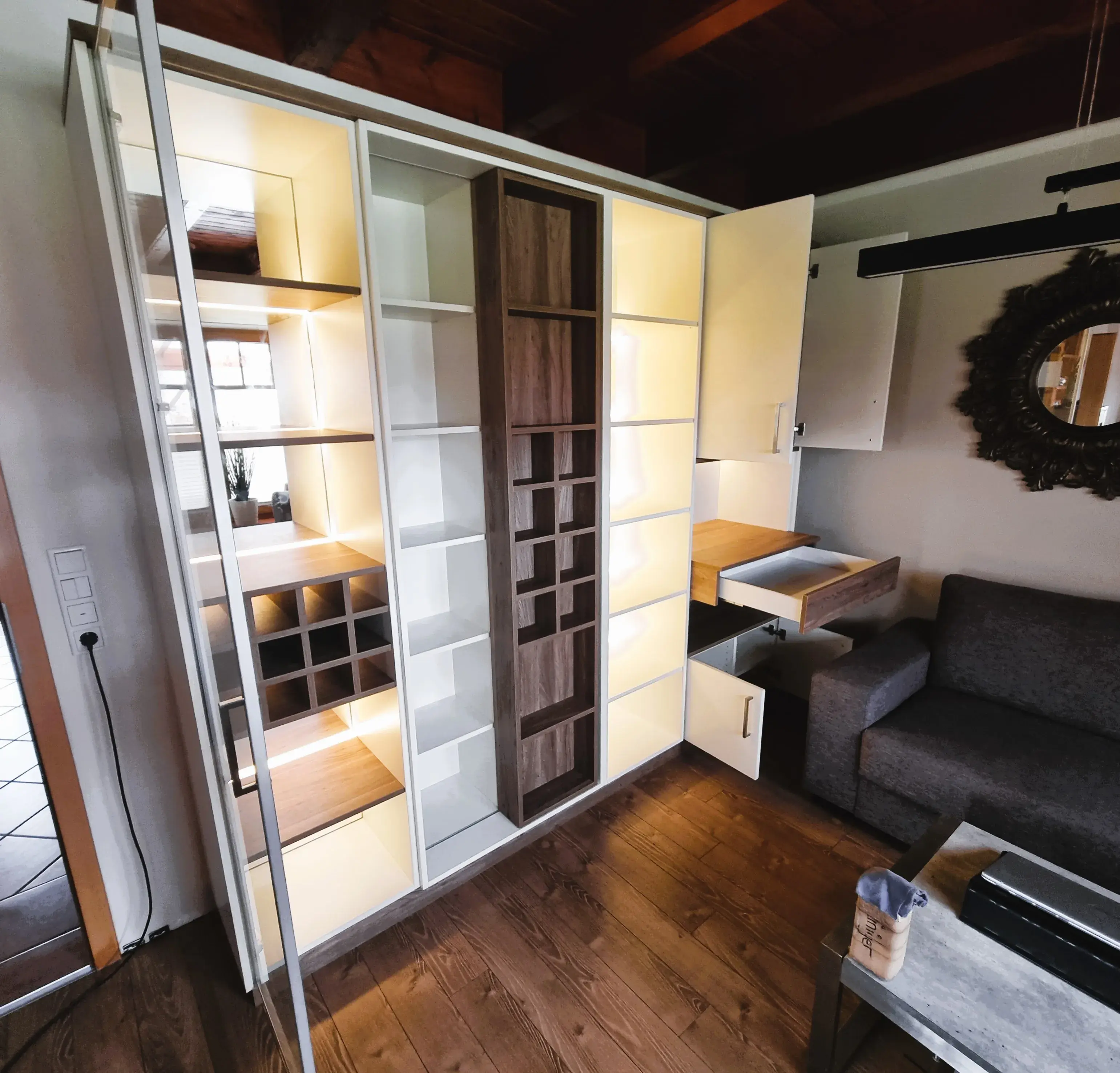 Schrankwand mit Regalen und Vitrine