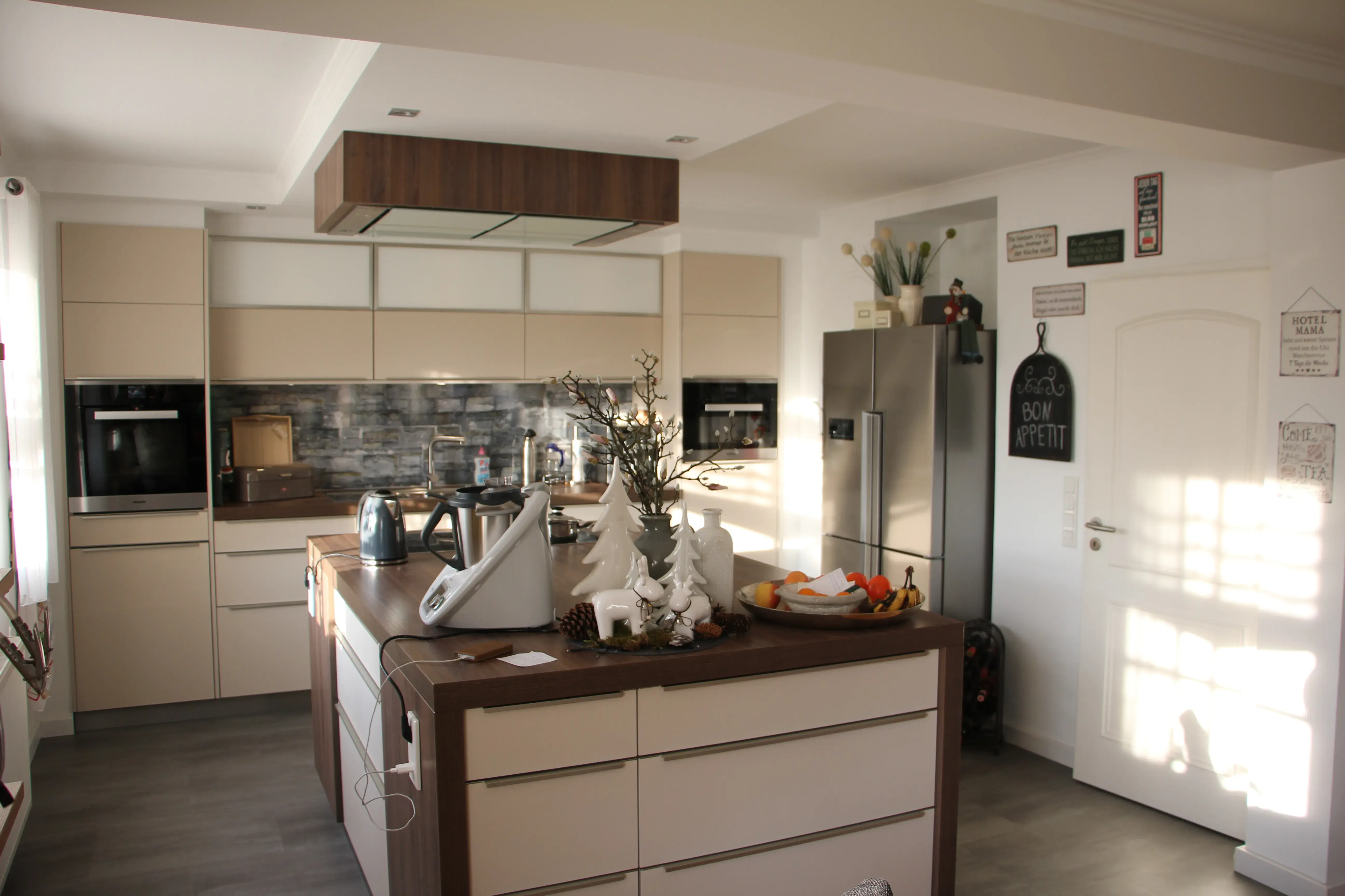 Küche mit Kücheninsel in weiß mit Holzelementen