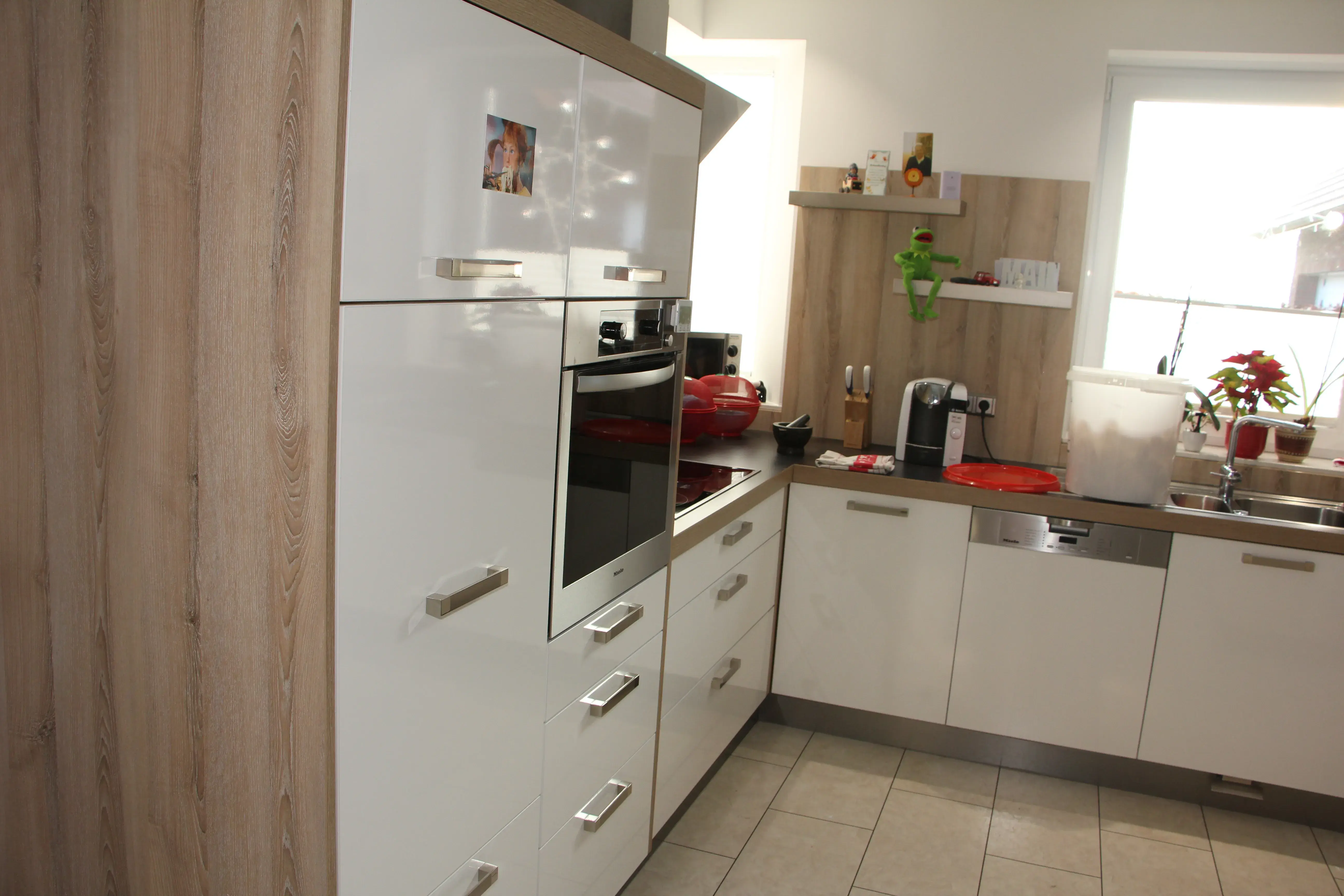 klassische Küche mit Griffen in weiß und Holzoptik