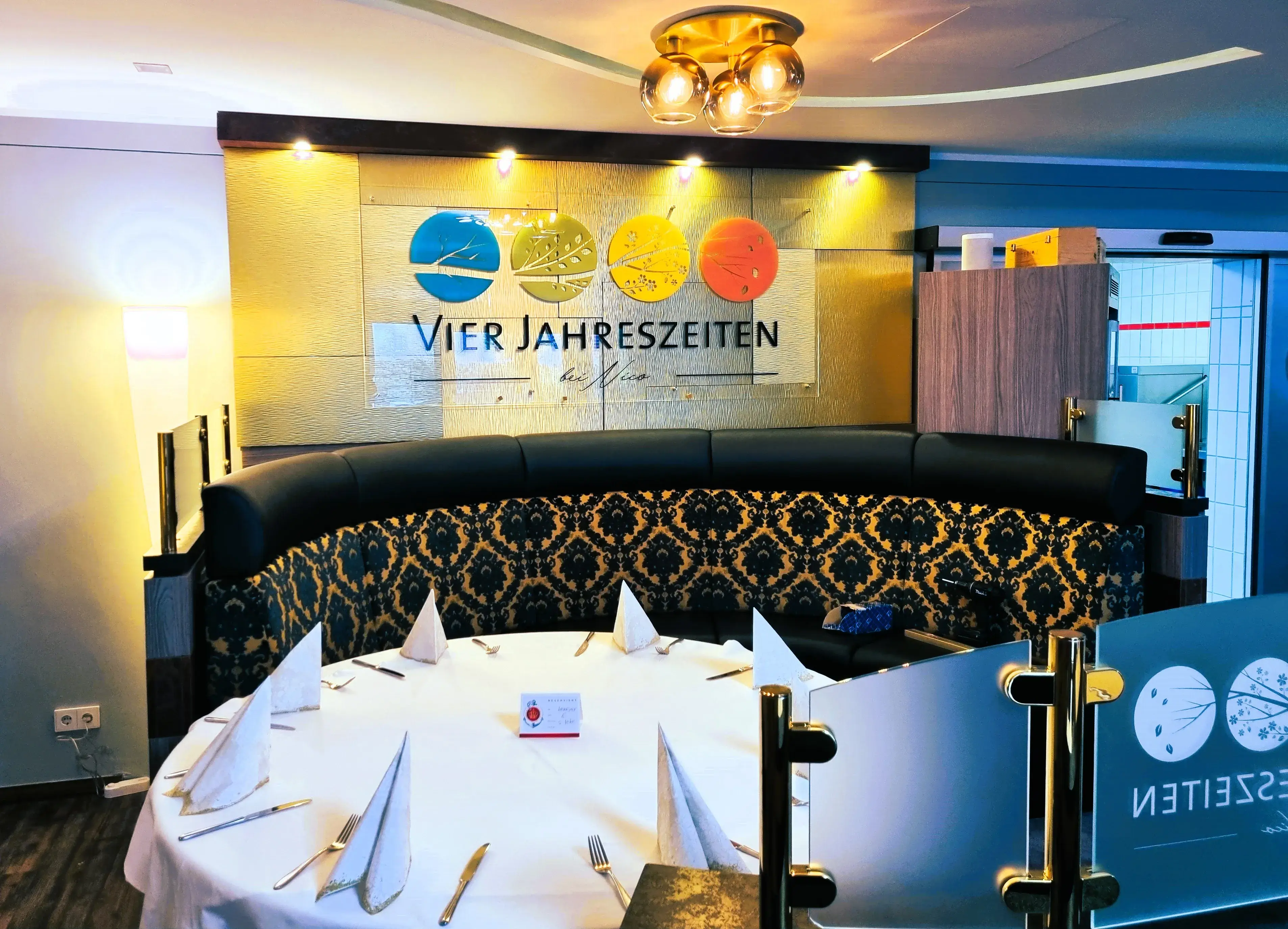 Einrichtung für ein Hotel - runder Tisch mit Sitzbank