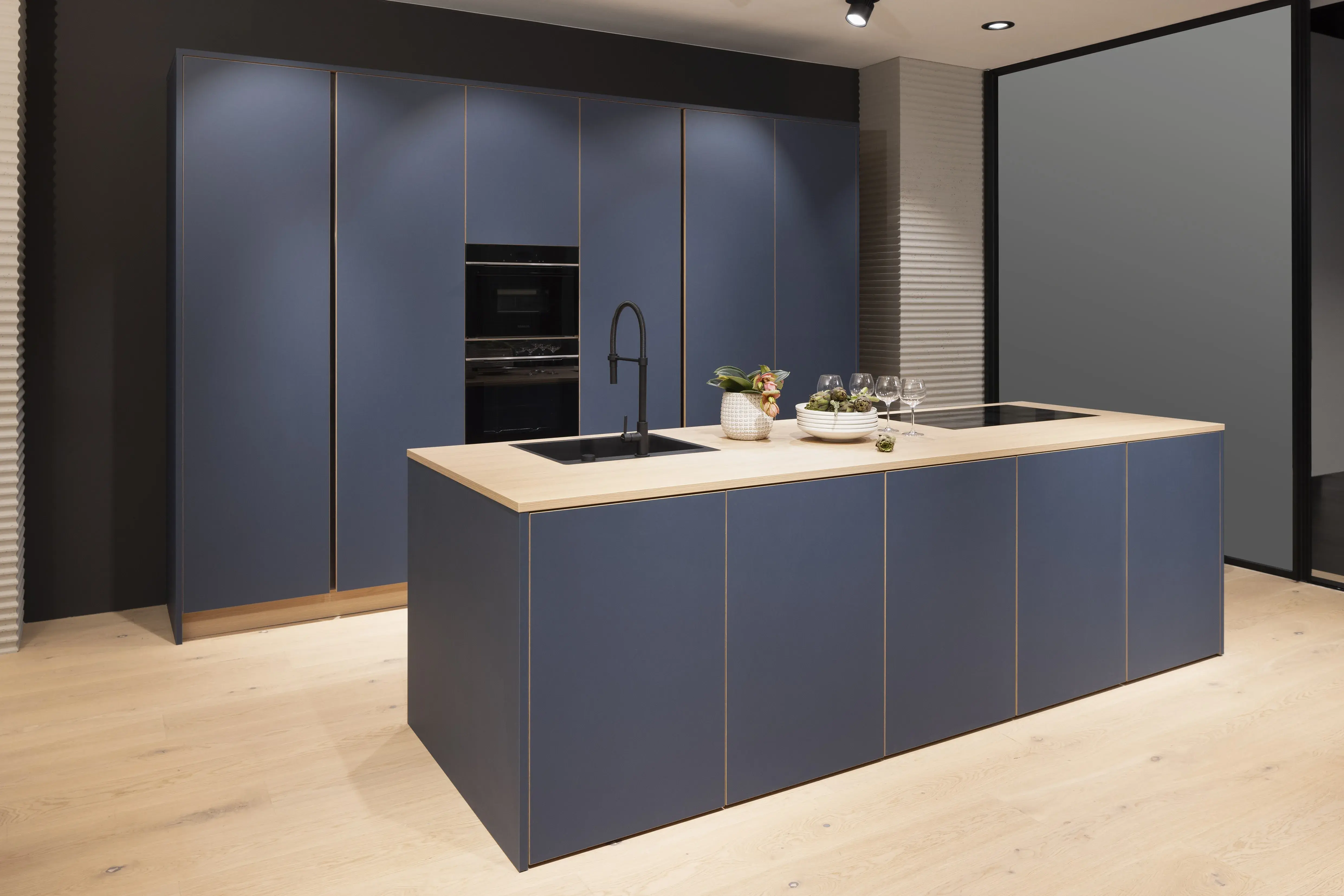 APL: Feineiche-natur Repro 25 mm Front: AV 7080 Rauchblau Linoleum Korpus: Designkorpus Feineiche-natur Repro Griff: PTO Kehlleiste Graphit gebürstet Geräte: Siemens Armatur: Blaupunkt Spüle: Blaupunkt  Features: Linoleum Front, Echtholzkante, exklusive Schrankausstattung mit Auszügen, etc., Besteckeinsatz aus Echtholz, verschiedene Linoleumfarben.